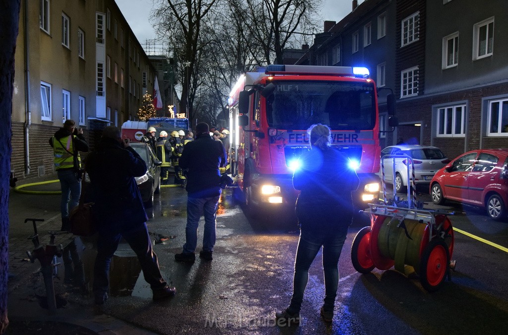 Feuer 2 Y durch Weihnachtsbaum  Koeln Ehrenfeld Alpenerstr P15.JPG - Miklos Laubert